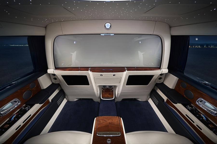 Интерьер Rolls-Royce Phantom EWB Chengdu 2018 года  (фото 6 из 20)